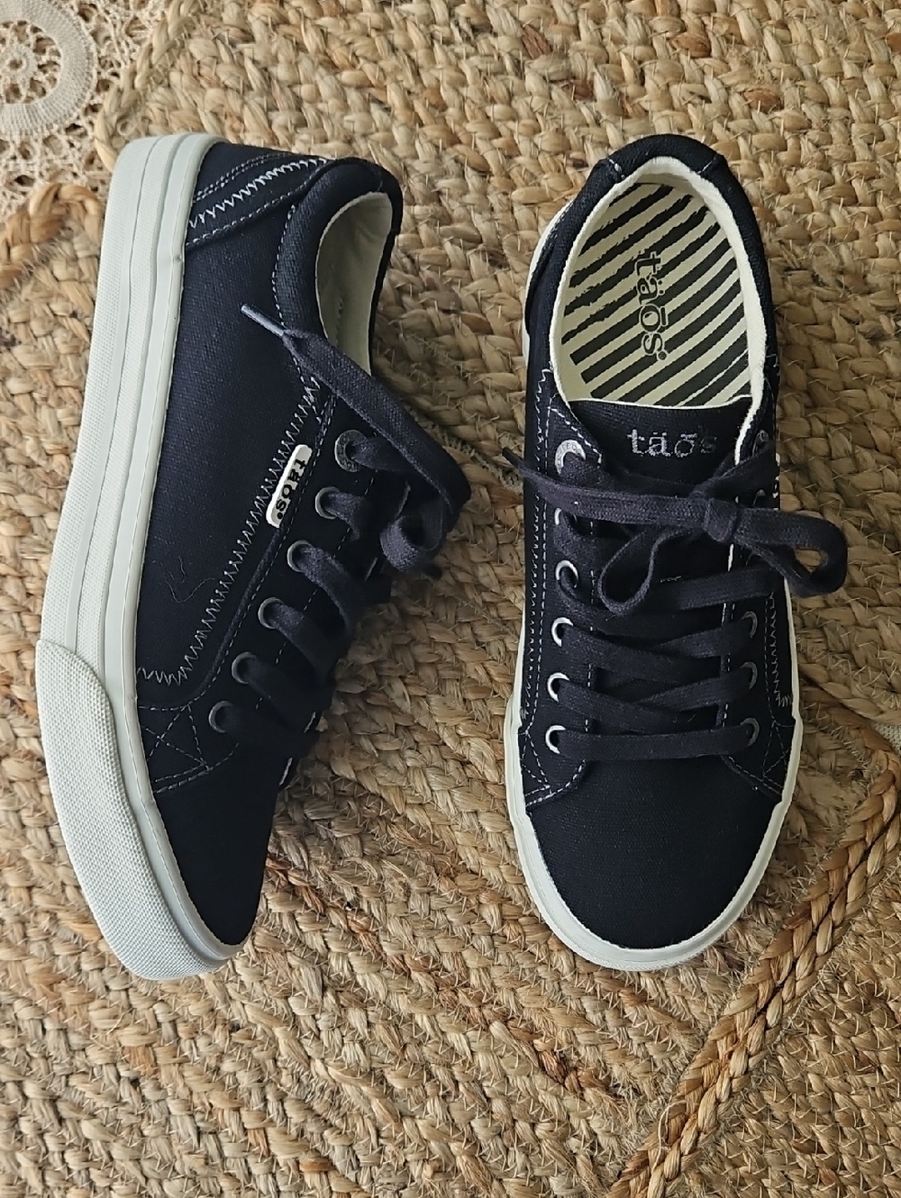 Taos Footwear Black Canvas Low-Top Sneakers